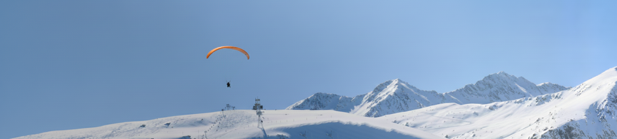 Parapente à Flaine, ski au pied et montagnes à perte de vue.