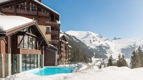 Verwarmd buitenzwembad bij de premiumresidentie **Les Terrasses d’Eos**, met uitzicht op de bergen, in Flaine.