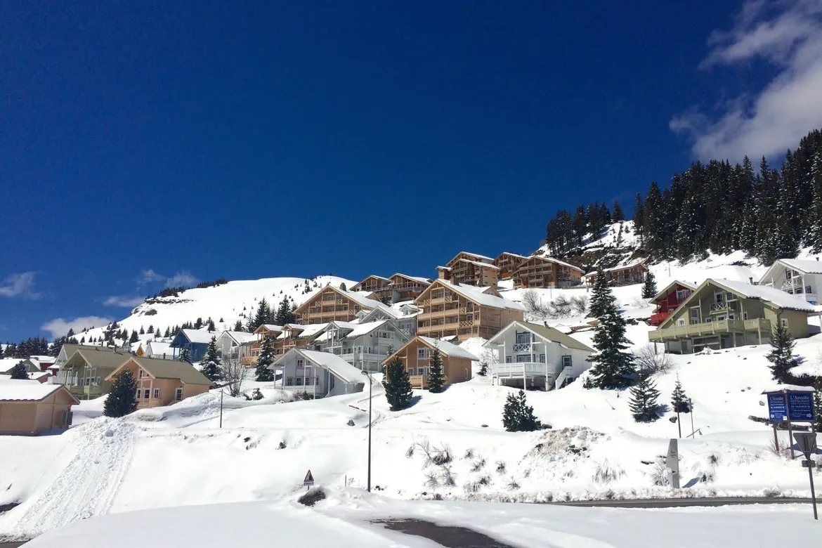 Discover our selection of rental chalets. Premium locations and sun‑filled terraces. Book now