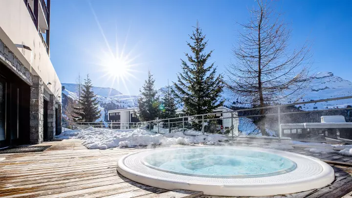 Jacuzzi extérieur de la résidence Madame Vacances Les terrasses de Véret.