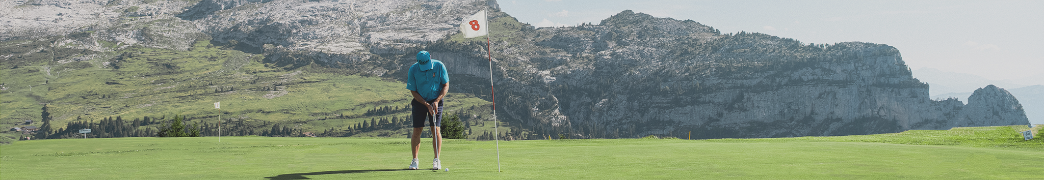 Enjoy a unique getaway at the Pierre Carrée Golf Course in Flaine with our accommodation offers, including exclusive discounts on your 18-hole green fees. Swing at 1,900 meters altitude in the Alps while taking advantage of preferential rates for an unforgettable golfing experience.