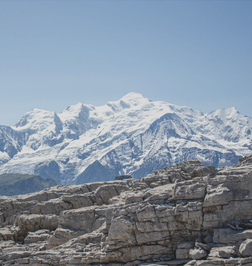 Depuis le sommet des Grandes Platières à Flaine, découvrez le spectaculaire Désert de Platé. Profitez d'une vue imprenable sur la chaîne du Mont-Blanc, les Aravis et le Jura pour un panorama unique dans les Alpes.
