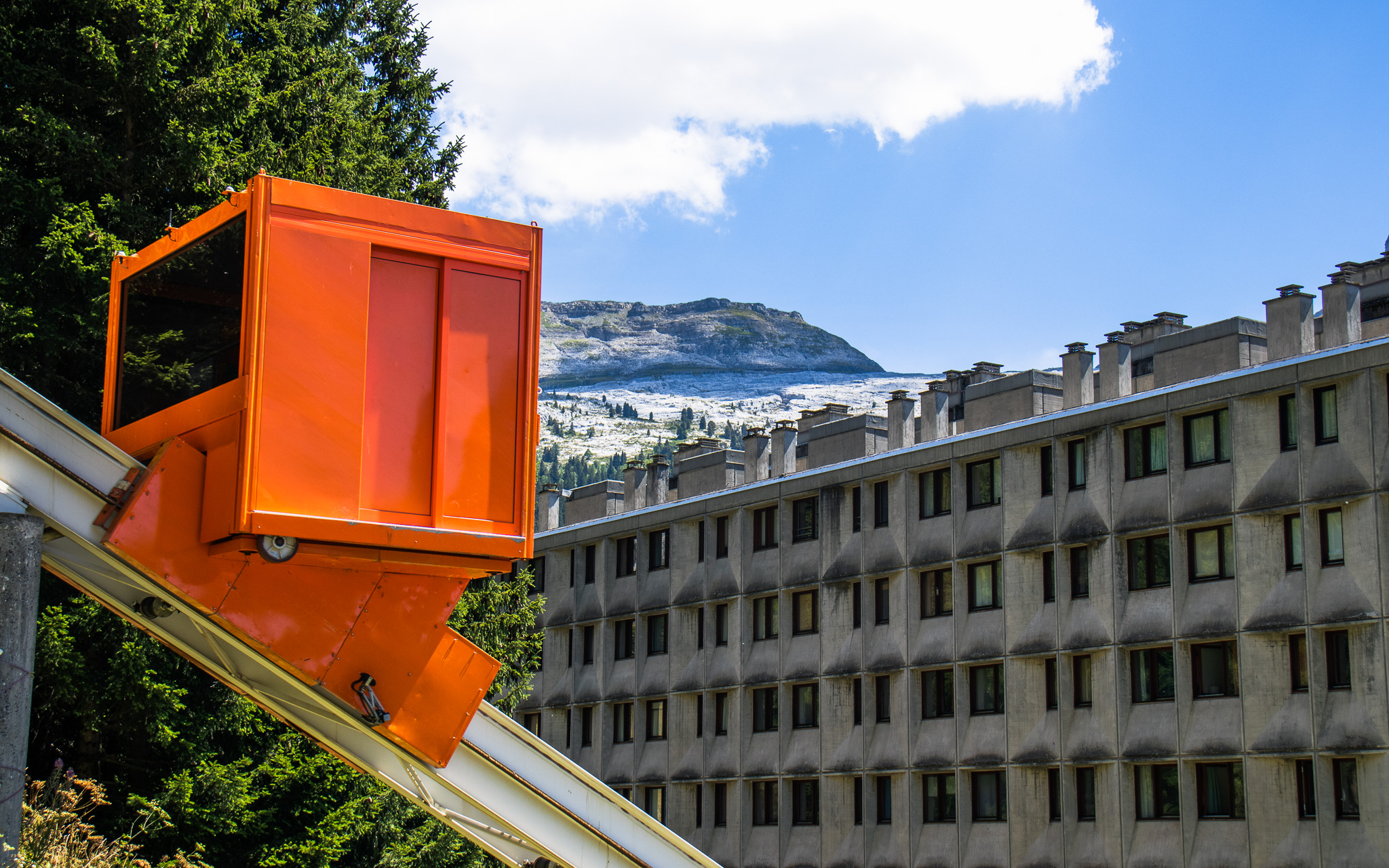 Grâce à ses ascenseurs extérieurs, Flaine propose une mobilité douce, moderne et innovante, facilitant l’accès piéton aux activités, commerces et départs de randonnée.