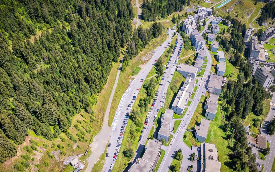 Profitez d'un stationnement simplifié au parking P3 de Flaine, idéalement situé en proximité immédiate de la station. Ce parking extérieur vous permet de rejoindre rapidement le centre piéton pour un séjour sans voiture et en toute sérénité.