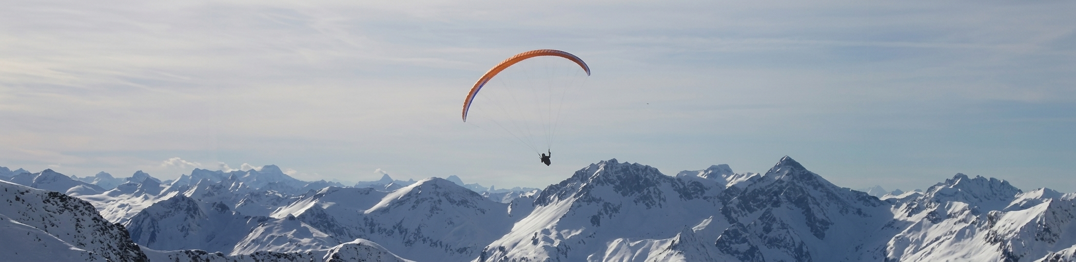 In Flaine, experience the thrill of outdoor activities! Treat yourself to a tandem paragliding flight or a snowkiting lesson.